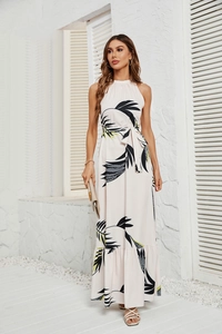 Robe longue dos nu avec imprimé palmier et ceinture portée dans un décor extérieur