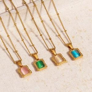 Detail van luxe parfumfles vierkante hangers in roze, groene, beige en blauwe edelstenen