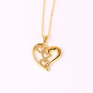 Detail van 18K vergulde hart hanger met LOVE-belettering en micro-geplaveide zirkoon
