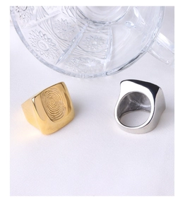 Detailansicht quadratischer Titanstahlringe mit einzigartiger Fingerabdruck-Spiralstruktur