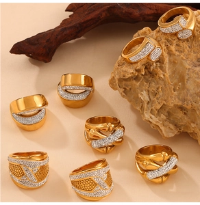 Primer plano de anillos cruzados chapados en oro 18K con pavé y grabado interno de talla
