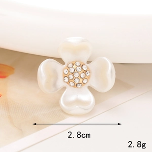 Foto macro de accesorio de flor de perla de 2,8 cm con pedrería y centro dorado