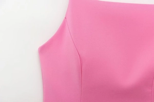 Nahaufnahme der feinen Nähte und Stofftextur an einem rosa plissierten Minikleid