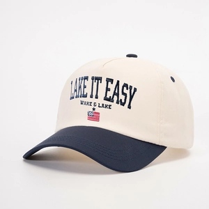 Berretto da baseball con ricamo LAKE IT EASY in design bicolore e dettaglio bandiera