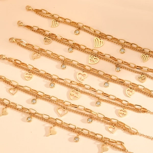 Dettaglio del bracciale a doppia catena placcato oro 18K con ciondoli a cuore e zirconi