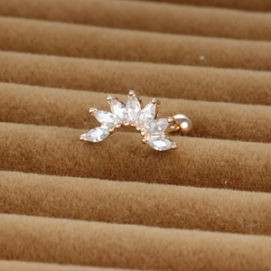 Détail macro d'un piercing en forme d'éventail or rose avec zircons marquise et fermoir à bille
