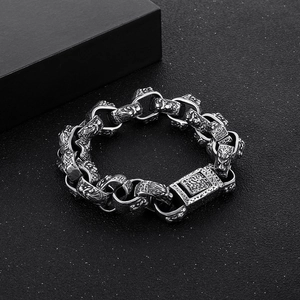 Gros plan du bracelet en acier tête de lion vintage avec maillons à relief et fermoir