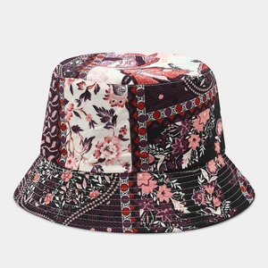 Dettaglio della stampa floreale bohémien su un cappello da sole a tesa larga
