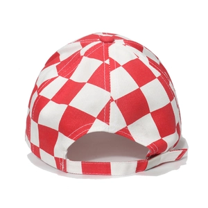Vue arrière de la casquette de baseball à damier rouge et blanc avec sangle