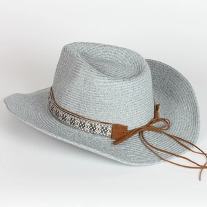Dettaglio cappello di paglia azzurro con nastro etnico e nodo decorativo in corda