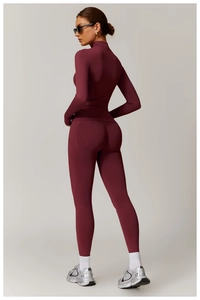 Detail eines bordeauxroten Yoga-Sets mit High-Waist-Leggings und Langarm-Oberteil