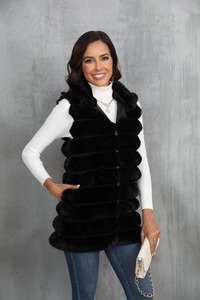 Détail du gilet en fausse fourrure noire montrant la texture à rayures horizontales