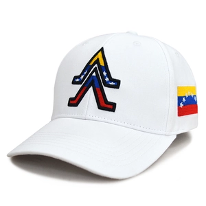 Dettaglio del cappellino bianco con ricamo della bandiera del Venezuela e logo a stelle