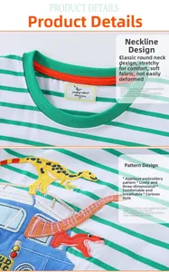Dettaglio di maglietta in cotone a righe verdi e bianche con ricamo dinosauro e girocollo