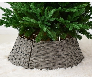 Vue détaillée du cache-pied de sapin de Noël gris foncé avec texture tressée osier