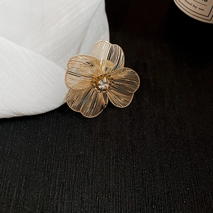 Detailed macro shot of a golden hollow flower ring with a sparkling crystal center