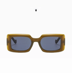 Détail de lunettes de soleil carrées vert gelée avec verres gris foncé et marquage C02