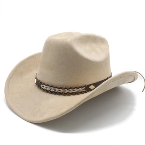 Detail eines khakifarbenen Wildleder-Westernhutes mit geflochtenem Lederband und Nieten
