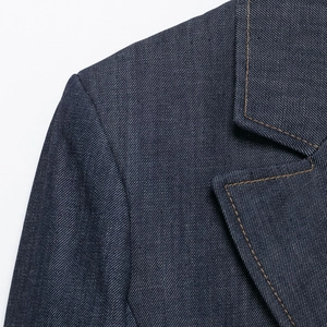 Giacca blazer in denim blu scuro con rever classico e dettagli di cuciture a contrasto