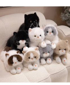 Gros plan de chatons en peluche réalistes avec fonction sonore sur un canapé