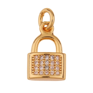 Macro-opname van een gouden slot hanger ingelegd met heldere zirkonia op witte achtergrond