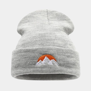 Bonnet en maille gris avec broderie de montagne et soleil pour la chaleur hivernale