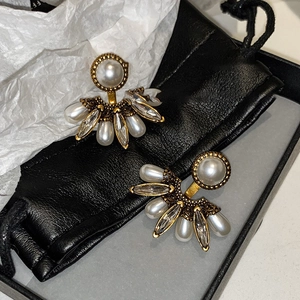 Boucles d'oreilles perles vintage françaises dorées avec des strass scintillants