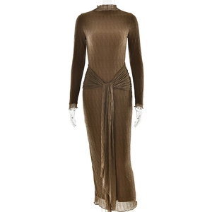 Robe longue marron à manches longues avec texture froncée et col montant élégant