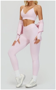 Détail de l'ensemble de yoga sans couture rose clair montrant la maille côtelée extensible