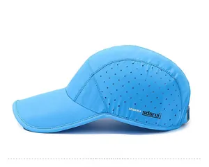 Casquette de sport bleue à séchage rapide avec des trous d'aération découpés au laser