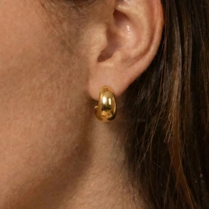 Boucles d'oreilles minimalistes en acier inoxydable doré en forme de C sur un modèle