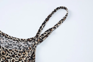 Dettaglio delle spalline regolabili e delle cuciture sulla canotta con stampa leopardata