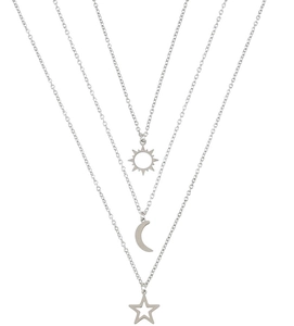 Détail du collier multi-rangs en acier argenté avec pendentifs soleil lune et étoile
