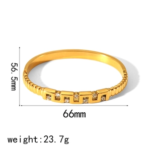 Détail du bracelet en acier inoxydable plaqué or 18k avec motif géométrique et dimensions