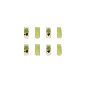 Unghie finte lunghe verde matcha lucido con eleganti decorazioni a farfalla e linee