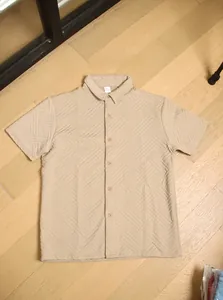 Dettaglio ravvicinato del tessuto jacquard beige da uomo con trama geometrica