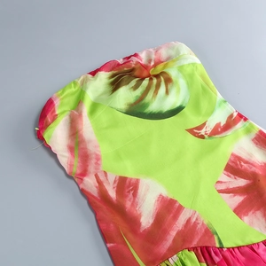 Détail du tissu à imprimé floral tropical rose et vert avec texture froncée sur une robe tube