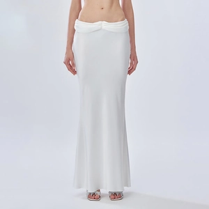 Jupe longue sirène en satin blanc avec taille basse plissée et finition lisse élégante