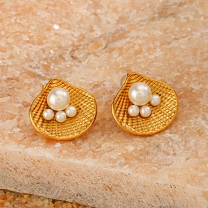Pendientes de concha dorados con perlas sobre piedra natural para estilo de playa chic