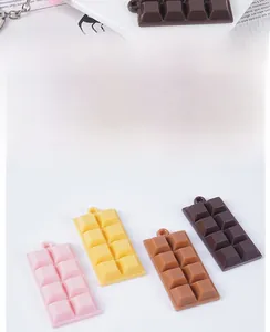 Vue détaillée de quatre modèles de chocolat simulés colorés avec trous de suspension