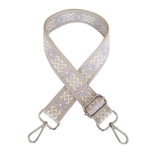 Dettaglio della tracolla larga in jacquard colorato con ganci girevoli e fibbie in metallo argento