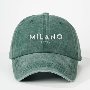 Cappellino da baseball in cotone lavato verde scuro con scritta MILANO ITALY