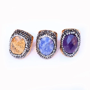 Anillos de ágata natural en amarillo, azul y púrpura con baño de latón dorado y cristales