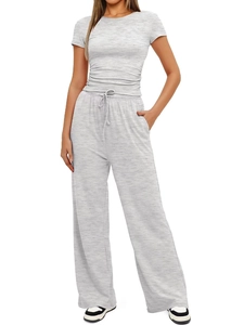 Détail d'un ensemble décontracté gris deux pièces avec pantalon large à cordon et t-shirt