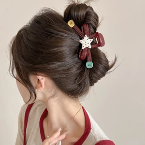 Dunkelrote Haarklammer aus Acryl mit Stern und Knöpfen für elegante Hochsteckfrisuren
