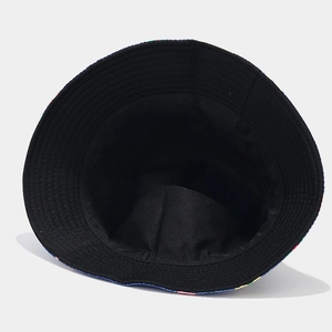 Vue intérieure du chapeau bob réversible montrant le coton noir et les motifs floraux