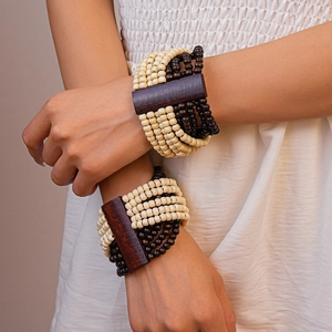 Détail de bracelets multicouches en perles de bois bohème avec touches de noix de coco