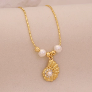 Elegante goldene Halskette mit Muschelanhänger, Kunstperlen und Zirkonia-Akzenten