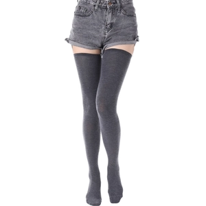 Détail de chaussettes hautes en tricot gris foncé montrant la texture et la coupe