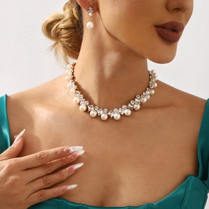 Parure de bijoux baroque élégante avec collier de perles et strass et boucles d'oreilles